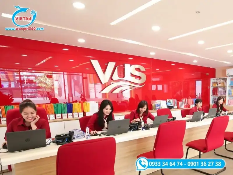 Backdrop lễ tân trung tâm Anh ngữ với logo nổi trên nền mica đỏ, thiết kế nổi bật và dễ nhận diện