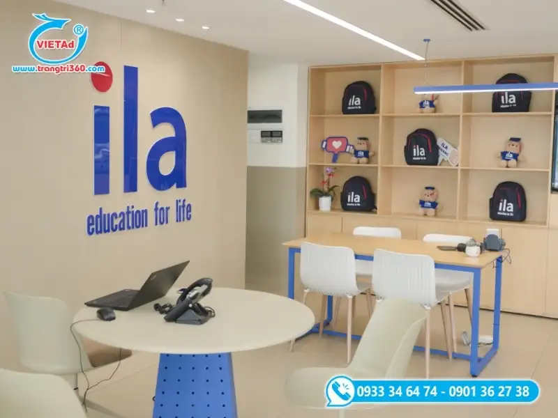 Backdrop ở khu vữ làm việc nhân viên kèm slogan thương hiệu truyền cảm hứng