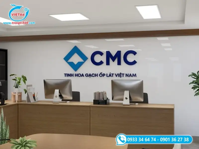 Vách logo văn phòng hiện đại với chữ nổi mica xanh trên nền mica trắng