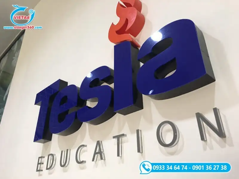 Vách logo công ty làm bằng mica hút nổi mà xanh đậm chuyên nghiệp