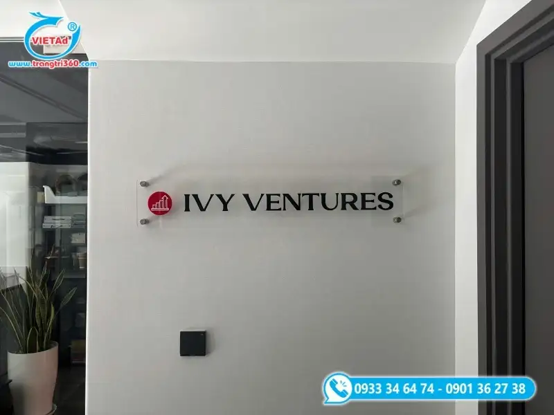 Biển logo vách công ty gắn trên tấm mica trong suốt treo tường