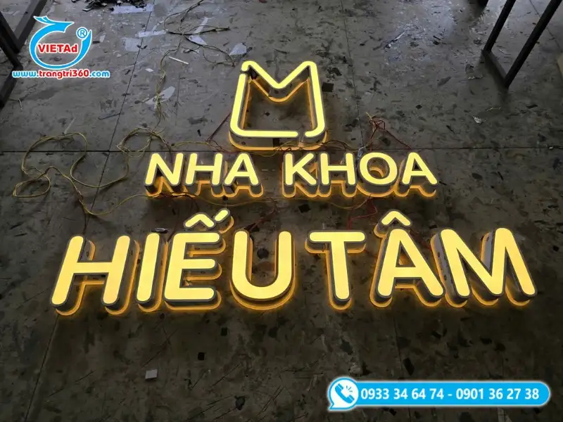 Biển hiệu lắp đặt ngoài trời nên ưu tiên inox, mica bền đẹp, chắc chắn