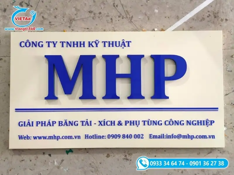 Bảng hiệu mica có bề mặt bóng đẹp