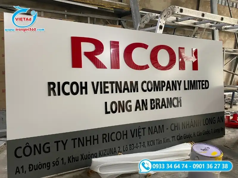 Bảng hiệu làm bằng nhôm nhựa alu có bề mặt bóng đẹp