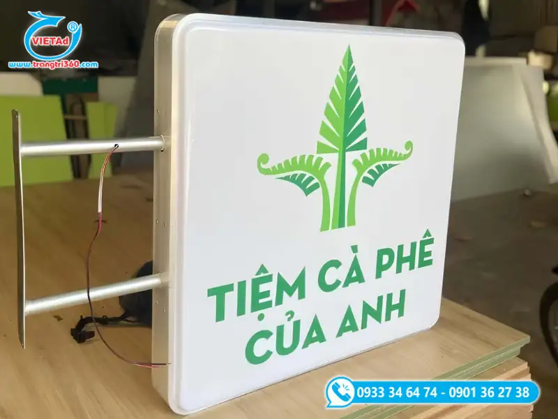Mẫu bảng hiệu hộp đèn vẫy vuông mica hút nổi cho quán cà phê phong cách mộc mạc