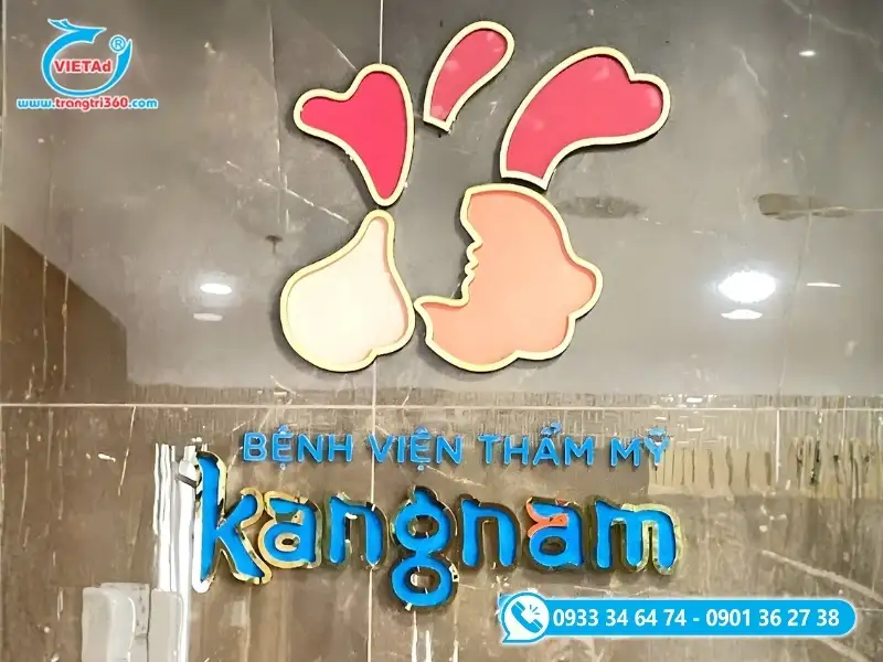 Biển hiệu mặt chữ Mica xanh kết hợp viền chữ Inox vàng gương