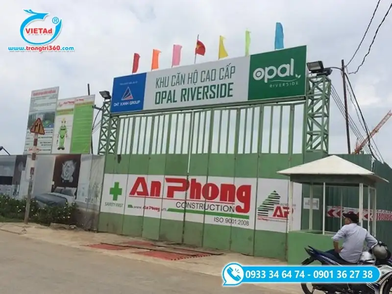 Bảng hiệu khung sắt sơn tĩnh điện cực kỳ bền màu trước khói bụi công trình