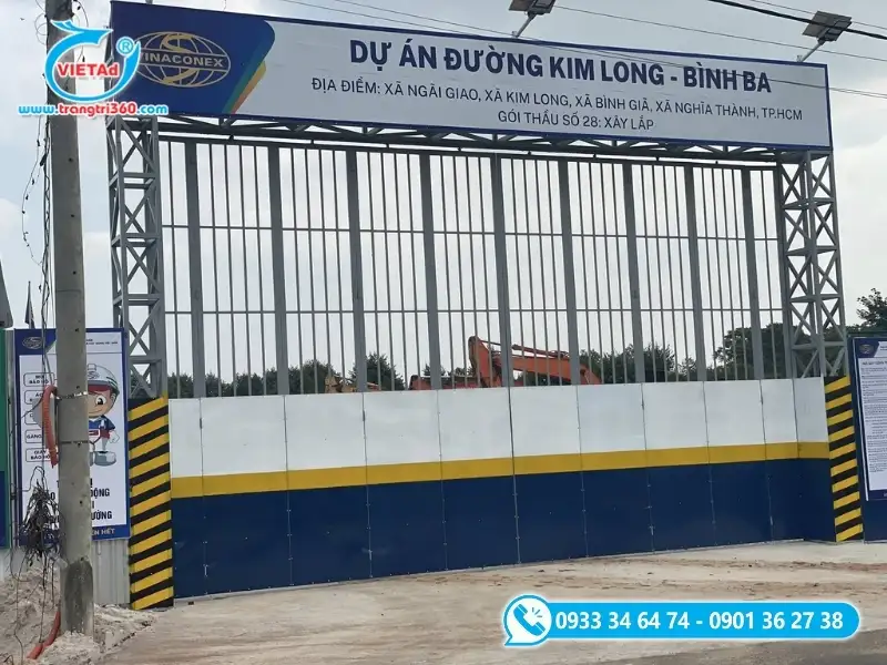 Cổng vào của công trình được làm từ biển hiệu inox in UV