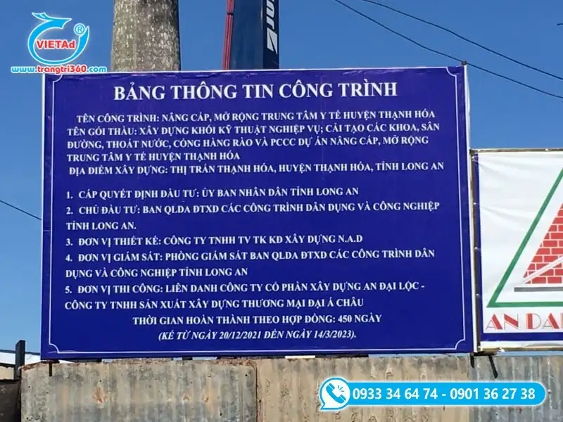 Bảng thông tin công trình lắp đặt ở vị trí dễ nhìn, màu sắc đơn giản nhưng nổi bật