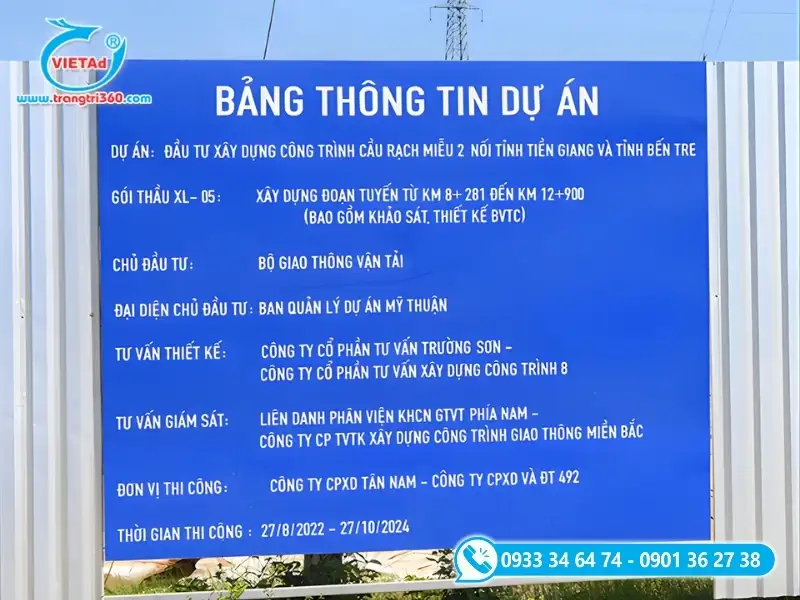 Bảng thông tin dự án gắn trên hàng rào công trình