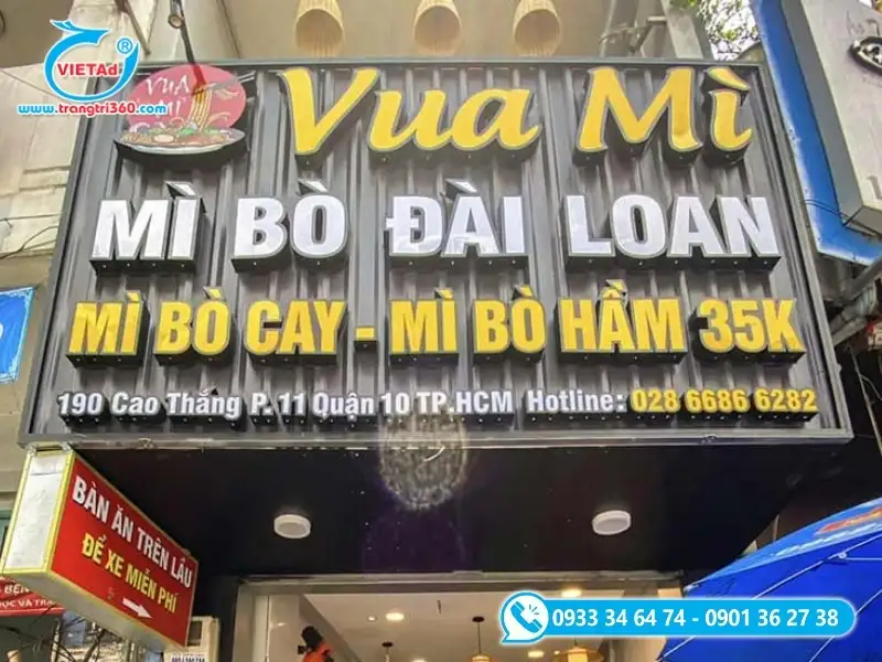 Bảng hiệu quán ăn chữ mica viền nhôm gắn đèn LED bên trong trên nền lam sóng màu nâu