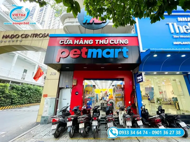 Bảng hiệu cửa hàng thú cưng quận 10 mặt dụng alu đen gắn chữ mica màu sắc bắt mắt