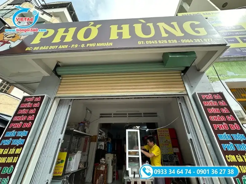 Bảng hiệu quảng cáo chất liệu bạt Hiflex căng khung sắt chắc chắn, nội dung được in màu rõ nét