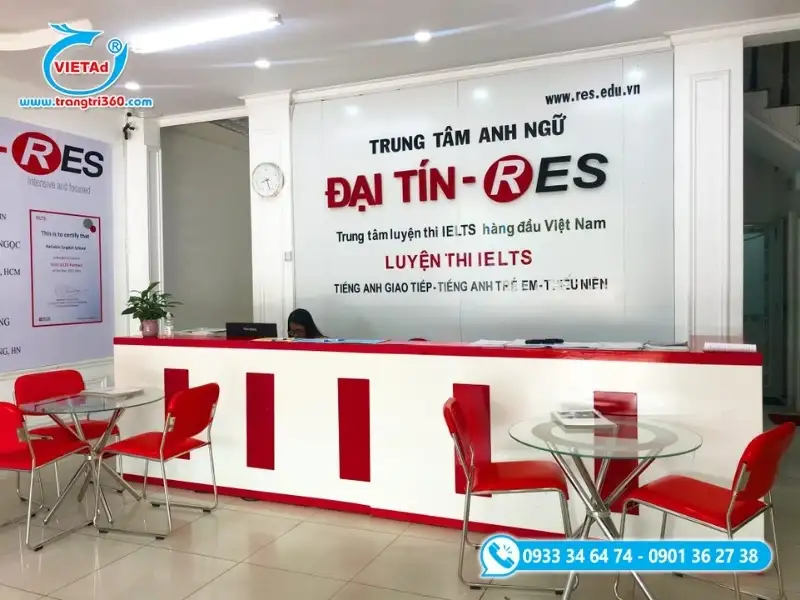 Vách ngăn kính cường lực dán chữ nổi mica trang trí không gian quầy lễ tân