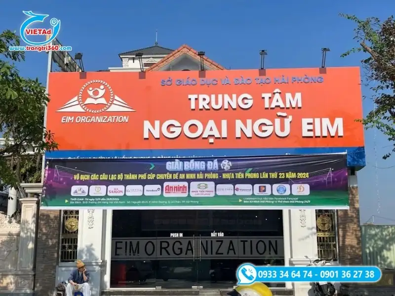 Bảng hiệu trung tâm ngoai ngữ khổ lớn màu cam nổi bật gắn chữ nổi mica trắng