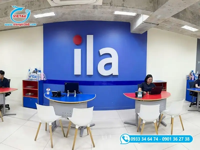 Logo backdrop quầy lễ tân trung tâm ngoại ngữ trên nền alu xanh