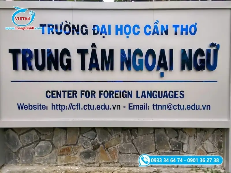 Bảng hiệu trung tâm ngoại ngữ bằng inox xanh gương vừa bắt mắt vừa thẩm mỹ