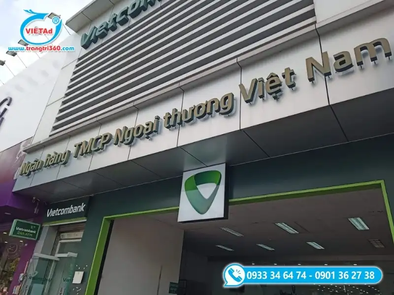 Mẫu biển hiệu ngân hàng mặt Alu xám sang trọng, chữ nổi Mica xanh gắn đế đèn LED cùng hộp đèn logo Mica