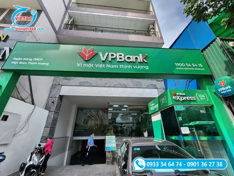 Biển hiệu nền Alu xanh in UV kết hợp logo chất liệu Mica trắng