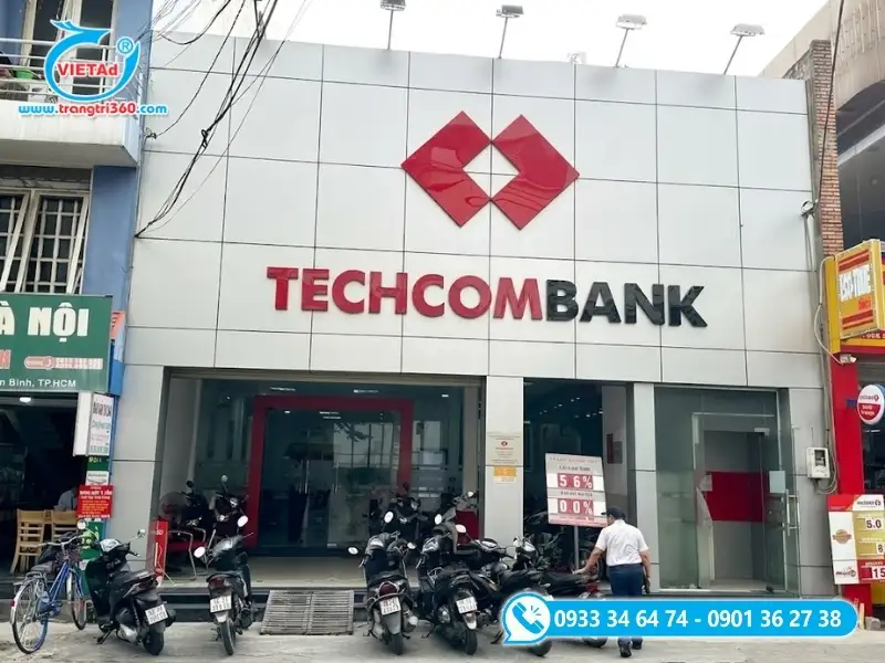 Biển hiệu ngân hàng nền Alu xám bền màu, cùng chữ nổi và logo chất liệu Mica bóng