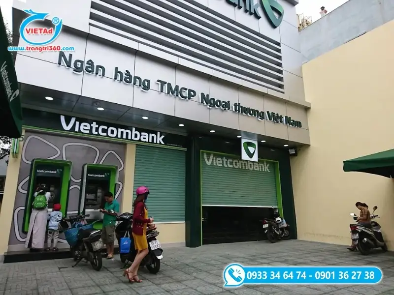 Biển hiệu chữ nổi Mica xanh gắn đèn LED đế Mica trong dưới chân