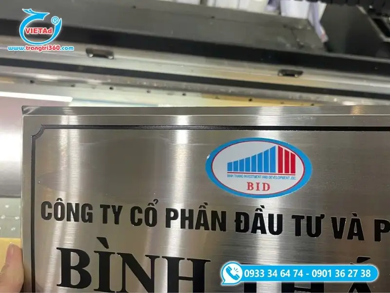 Bảng hiệu công ty bằng inox có độ bền vượt trội, khả năng chống gỉ sét và vẻ ngoài sang trọng