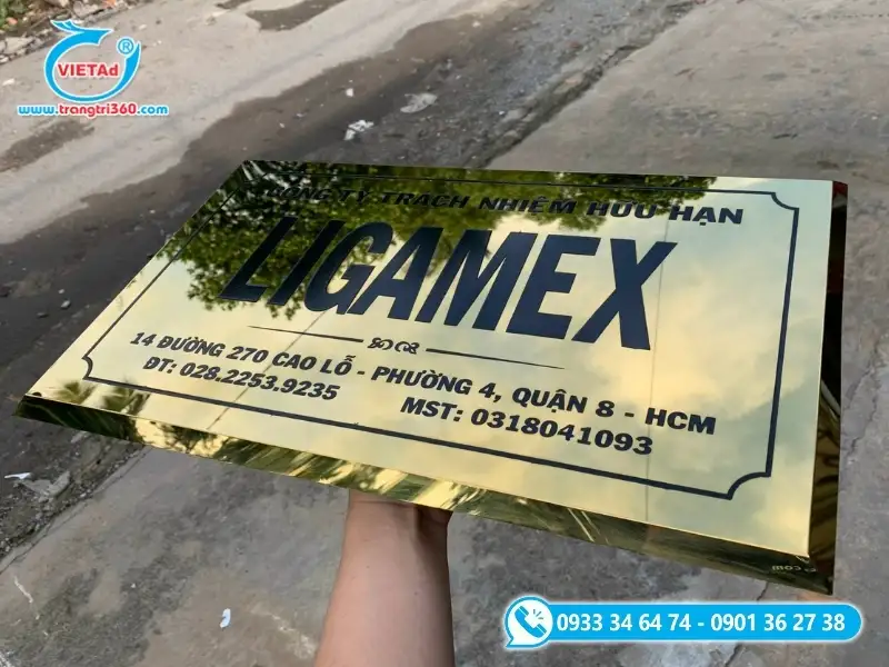 Bảng hiệu công ty bằng inox vàng gương in nội dung màu đen nổi bật
