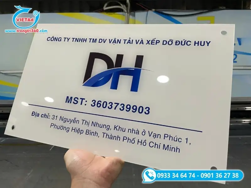 Bảng hiệu công ty được gia công trực tiếp tại xưởng