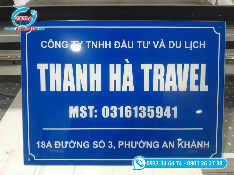 Bảng hiệu công ty bằng mica in UV có bề mặt sáng bóng, tính thẩm mỹ cao và trọng lượng nhẹ