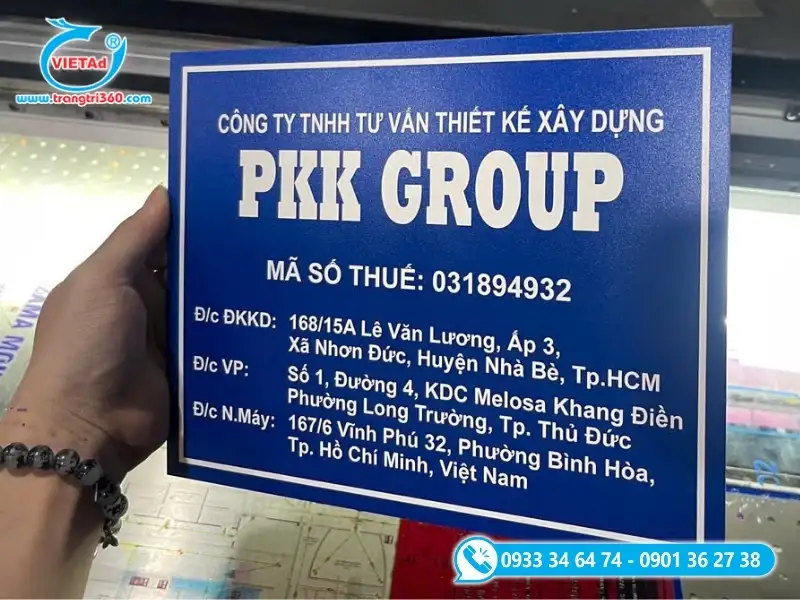 Bảng hiệu công ty in trên bề mặt alu màu xanh