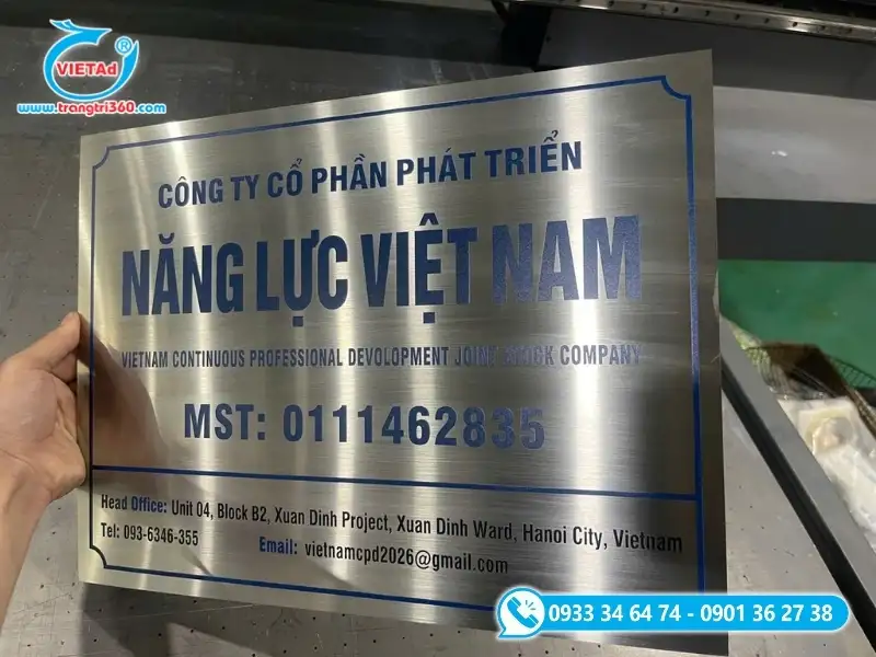 Bảng hiệu công ty alu xước tạo cảm giác mờ sang trọng
