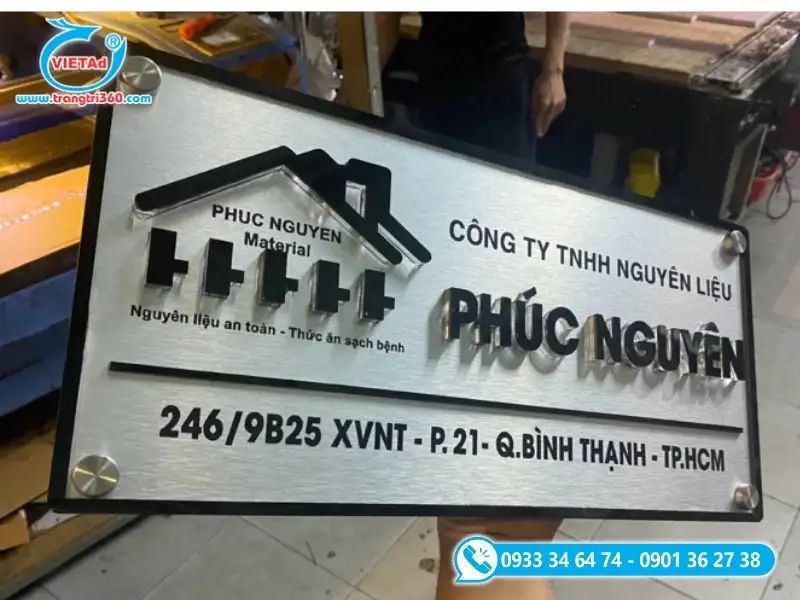 Bảng hiệu công ty bằng alu kết hợp chữ nổi và logo mica