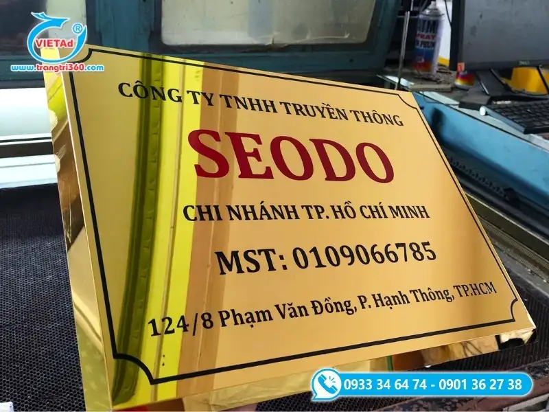 Bảng hiệu công ty alu vàng gương in UV nổi bật, sang trọng
