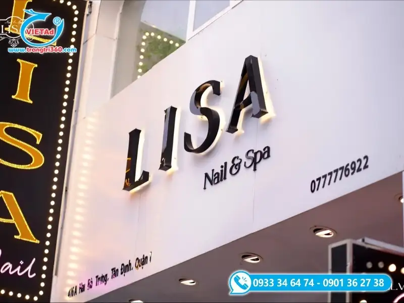 Bảng hiệu tiệm nail với chữ nổi mica đen bóng trẻ trung, bắt mắt
