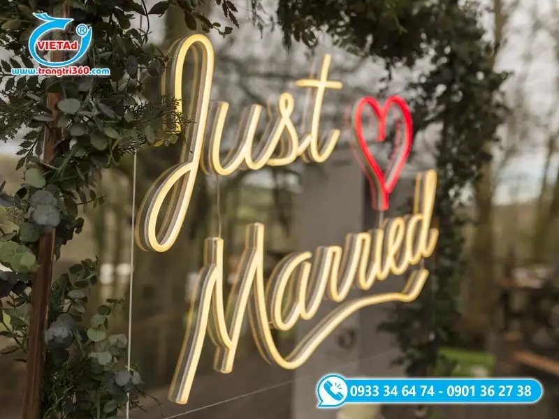 Neon sign trang trí bên trong studio áo cưới cho dâu rể check-in