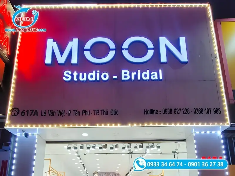 Bang rhieeuj studio áo cưới nền alu trắng chữ nổi nhôm mặt mica gắn LED viền