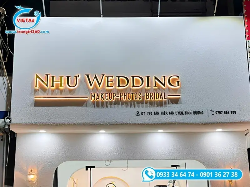 Bảng hiệu studio mặt dựng tấm cemboard hiệu ứng nhám gắn chữ mica dem hắt sáng chân