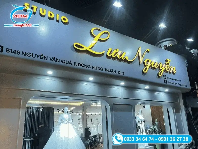 Bảng hiệu studio chữ inox mặt mica vàng sáng đèn