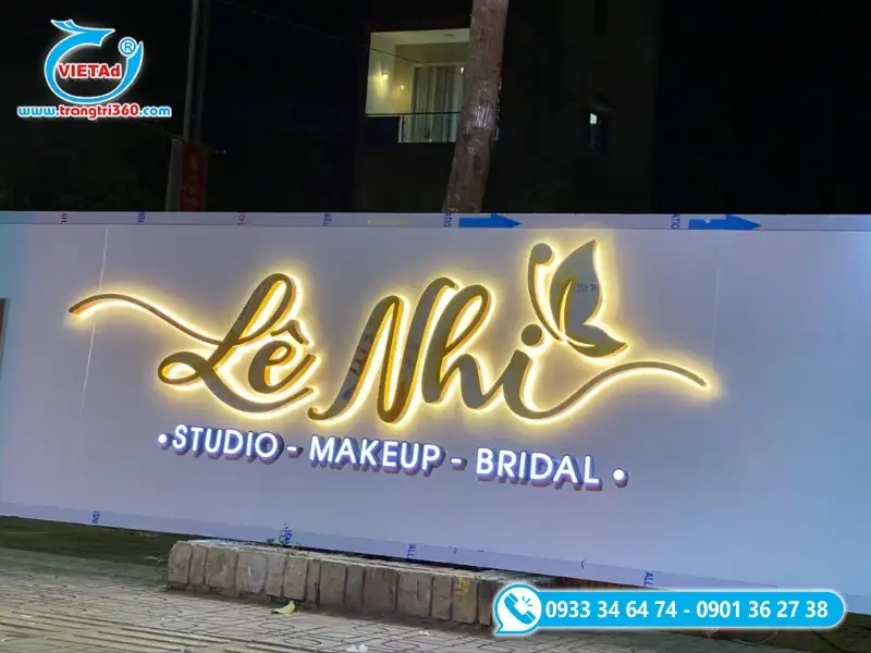 Bảng hiệu studio áo cưới hiện đại với chữ inox được cắt sắc nét, mềm mại