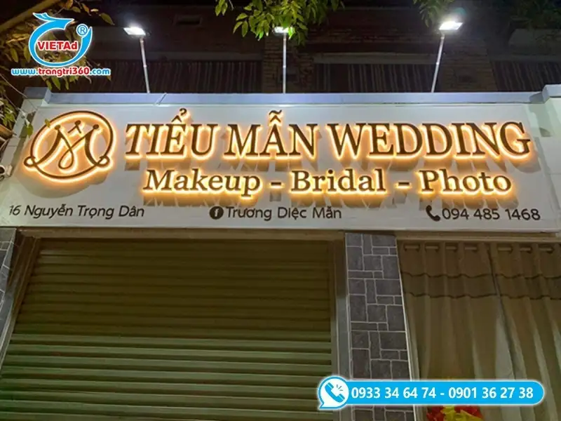 Bảng hiệu alu gắn chữ mica đen hắt đèn sáng chân nổi bật