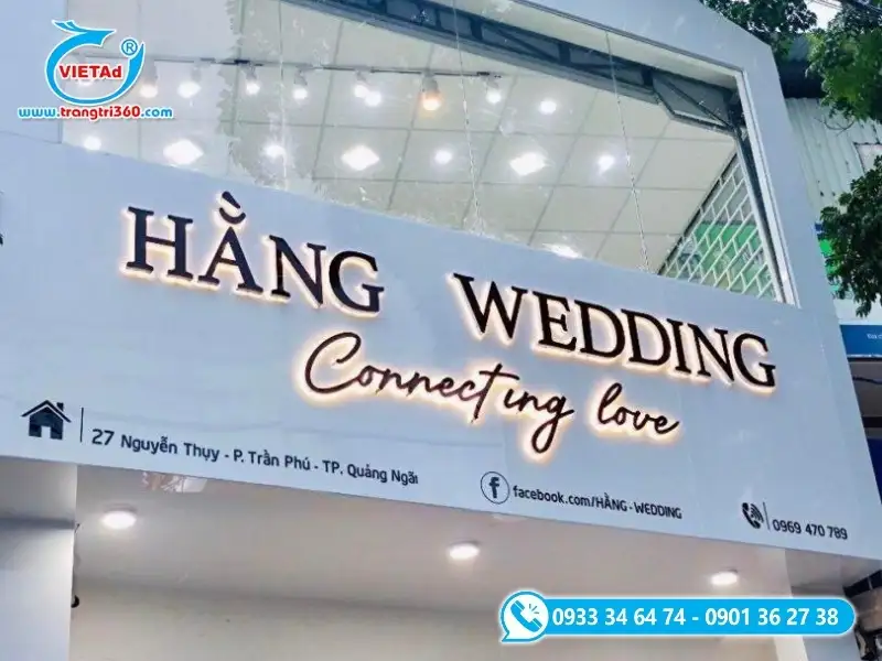 Bảng hiệu studio áo cưới chữ nổi mica đen hắt sáng chân đèn vàng sang trọng, ấm áp