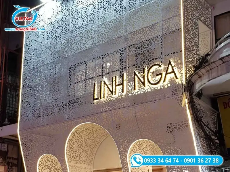 Bảng hiệu studio áo cưới chữ inox sáng chân kết hợp maqjt dựng cắt hoa văn CNC