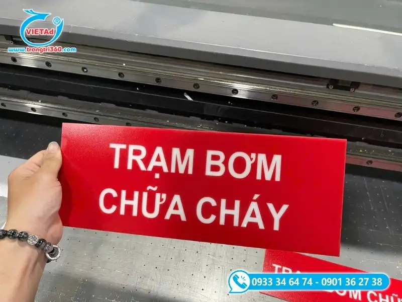 Mica đỏ cắt laser làm biển tên thông báo