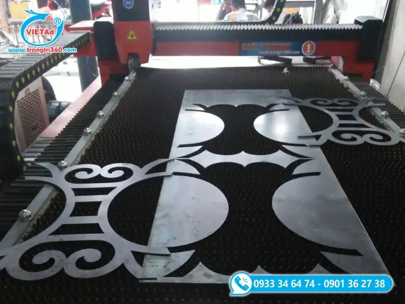 Gia công sản phẩm bằng máy cắt CNC hiện đại đảm bảo chính xác từng chi tiết, mẫu mã đẹp mắt