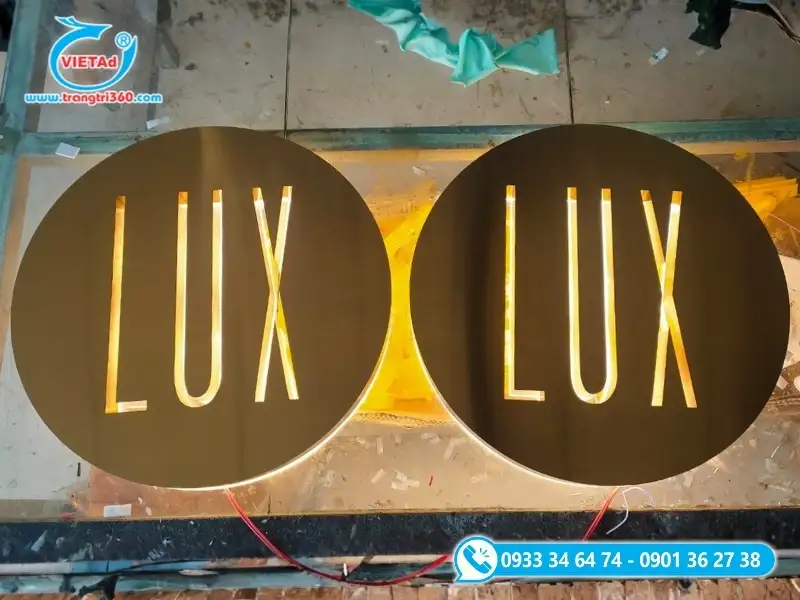 Quảng Cáo Việt là đơn vị gia công bảng hiệu đèn LED mica chuyên nghiệp, gia công kết hợp nhiều vật liệu