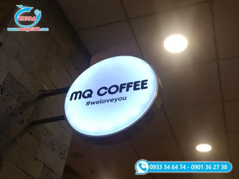 Bảng hiệu hộp đèn LED mica hút nổi lắp đặt trên cao