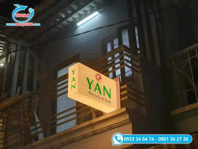 Bảng hiệu hộp đèn LED mica không viền lắp đặt trên cao ở mặt tiền