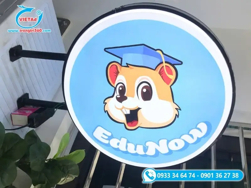 Bảng hiệu hộp đèn LED mica trắng in logo gắn trên khung nhôm chắc chắn
