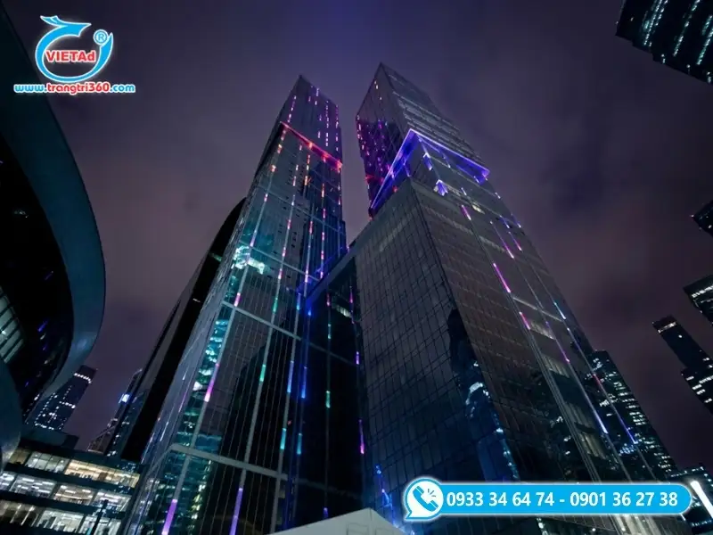 Mẫu đèn LED trang trí màu đẹp mắt, đơn giản cho mặt tiền tòa nhà
