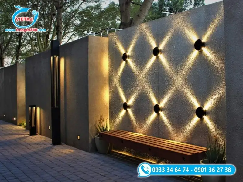 Đèn LED hắt tường được đặt sáng tạo làm nổi bật khu vực góc tòa nhà